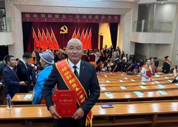 草原上的“環(huán)境衛(wèi)士”——玉誠(chéng)環(huán)境喬銀樹(shù)喜獲盟級(jí)五一勞動(dòng)獎(jiǎng)?wù)? title=